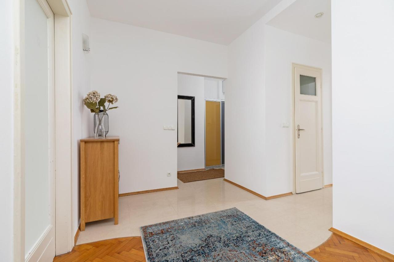 Slowacki Avenue Family By Renters